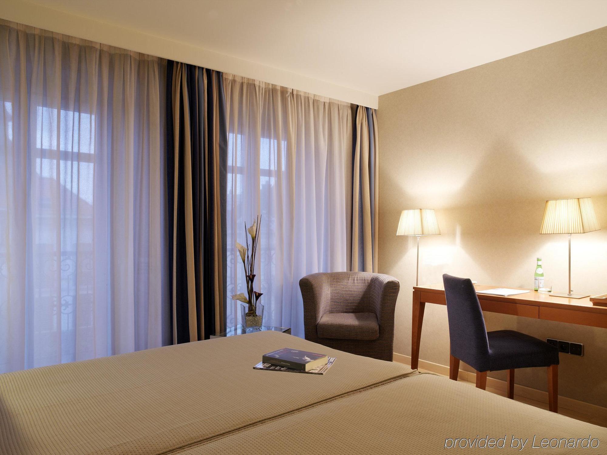 Catalonia Grand Place Hotel Brussels Room photo